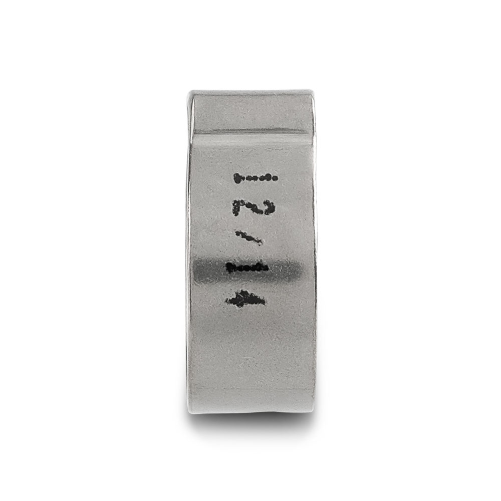 Detailansicht einer 1-Ohrklemme, mattiert, mit der Nummer '12/14'. 1-Ohrklemme aus Metall mit matter Oberfläche und der Prägung '12/14' auf weißem Hintergrund.