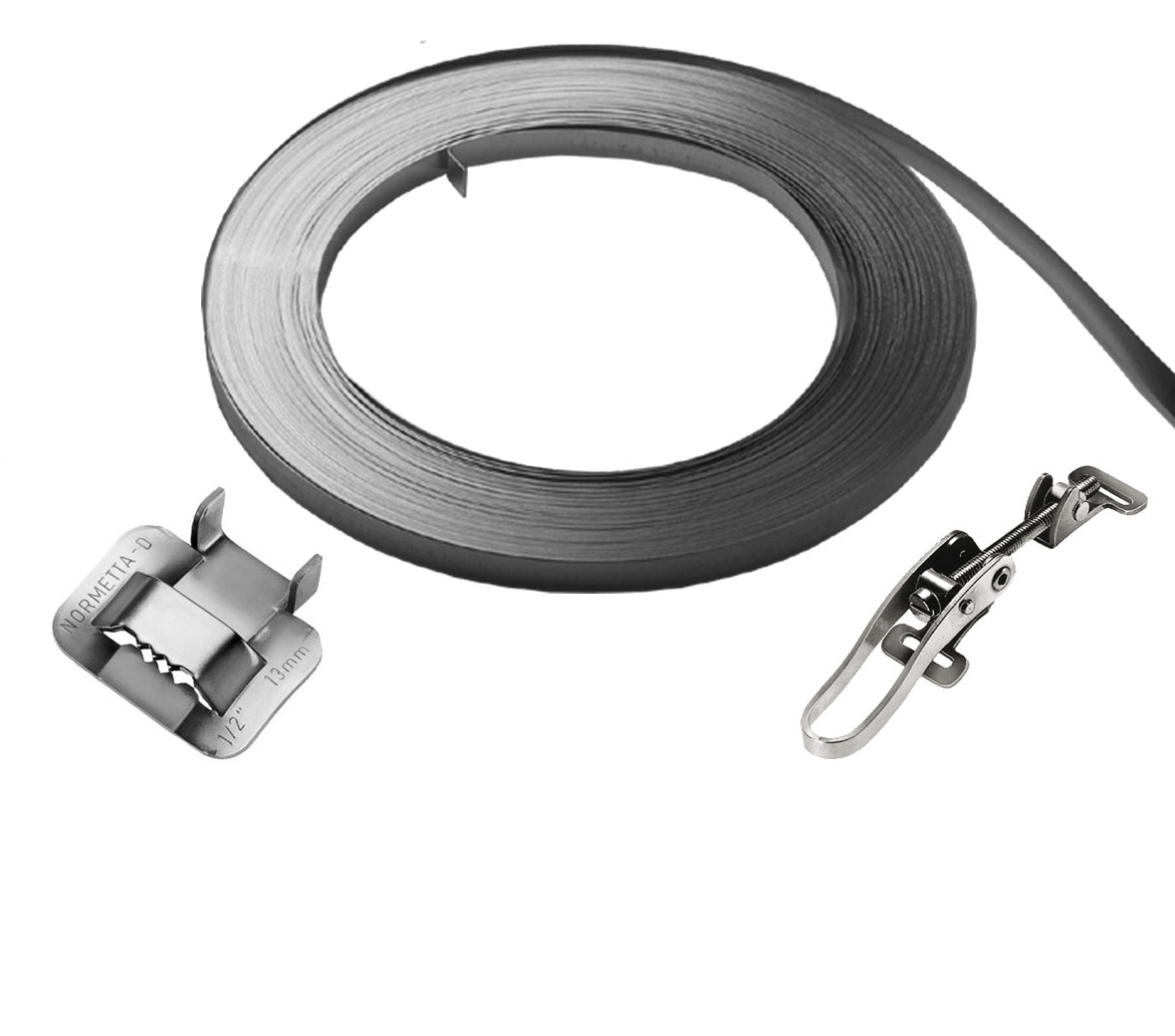 Metallspannband-Set mit Rolle, Schnalle und Spannwerkzeug Eine Rolle dunkles Metallspannband, eine silberne Metallschnalle mit der Aufschrift 'NOMETTA-D 1/2" 13mm' und ein silbernes Spannwerkzeug liegen auf weißem Hintergrund.