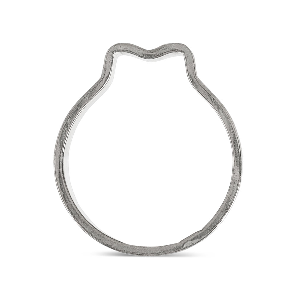 Produktdarstellung der 1-Ohrklemme aus Metall für zuverlässige Schlauchverbindungen. Eine silberfarbene 1-Ohrklemme aus Metall, frontal auf weißem Hintergrund.