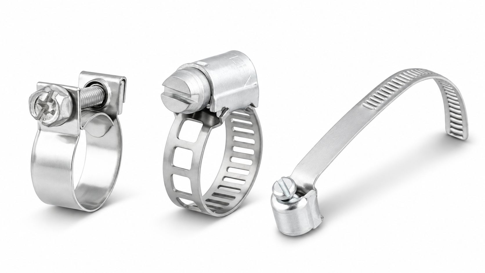 Drei verschiedene Mini Schlauchschellen aus glänzendem Metall auf weißem Hintergrund: Eine Standard-Schlauchschelle mit Sechskant-/Kreuzschlitzschraube, eine Variante mit gelochtem Band und Schlitzschraube sowie ein offenes Schlauchband-Element mit Schlit