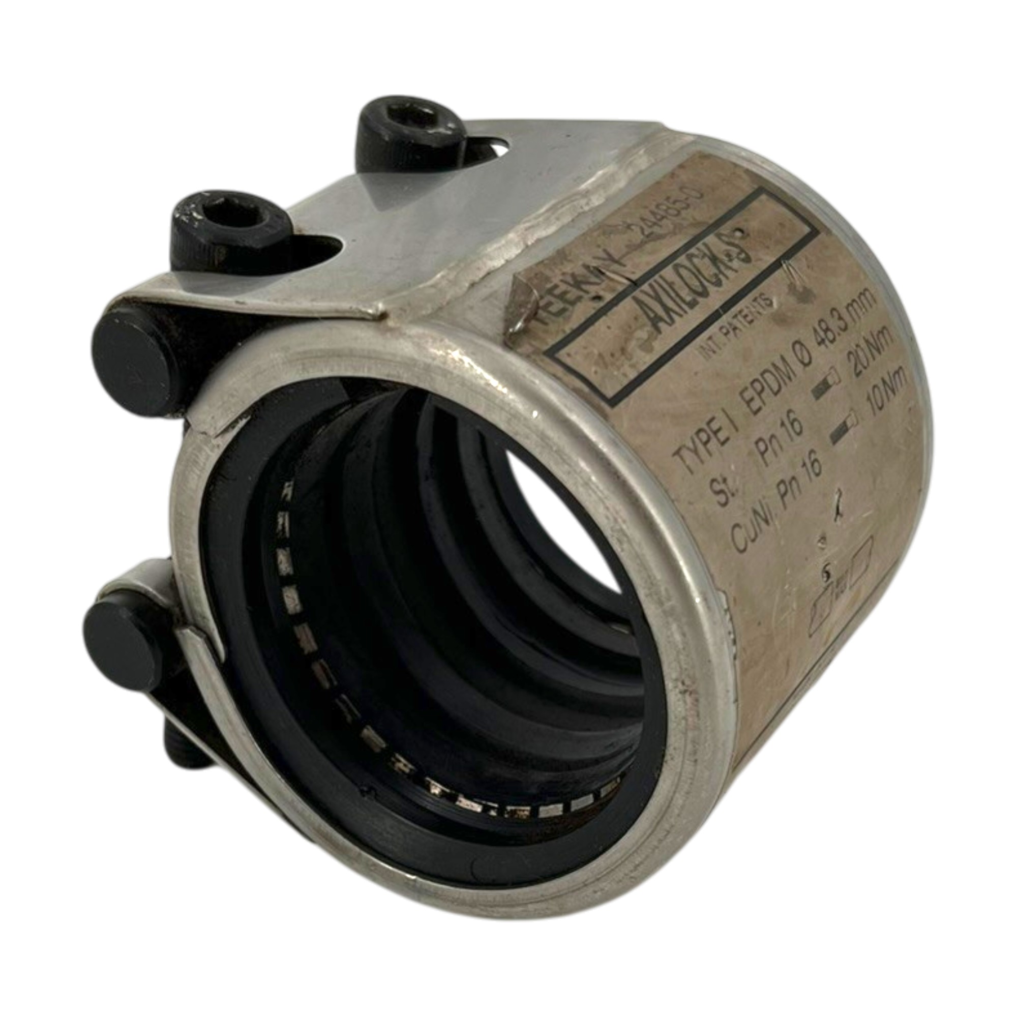 Teekay Rohrkupplung Grip E W2 48,3 EPDM, eine silberne Klemmkupplung mit schwarzen Schrauben und sichtbarer schwarzer EPDM-Dichtung, auf weißem Hintergrund schräg von vorne fotografiert.
