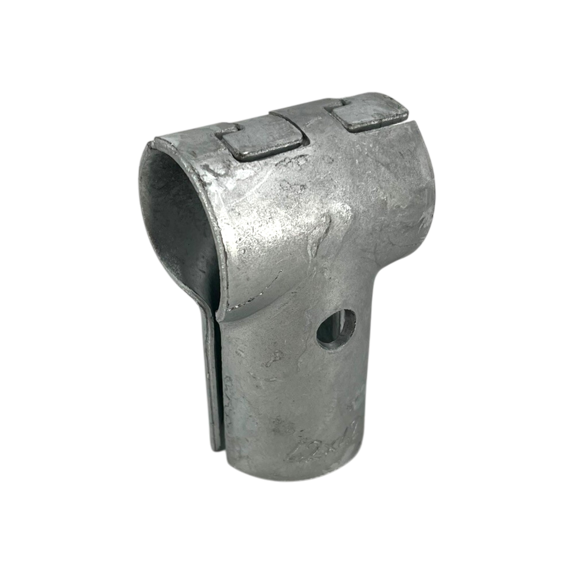 Produktbild der feuerverzinkten Klauen-Schelle / T-Schelle geteilt und verzahnt (Typ 015), aus robustem Metall auf weißem Hintergrund, mit sichtbarer Verzahnung und Befestigungsloch.