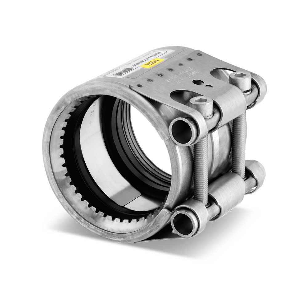 NORMACONNECT COMBI GRIP Rohrkupplung für die Verbindung von Kunststoffrohren mit Metallrohren, für V4A Edelstahl. Eine hochwertige und korrosionsbeständige Lösung für sichere Rohrverbindungen zwischen ungleichen Materialien. NORMACONNECT COMBI GRIP Rohrkupplung aus V4A Edelstahl zur Verbindung von Kunststoffrohren mit Metallrohren. Die robuste, silberne Kupplung zeigt ihre Spannvorrichtung mit Schrauben, ein innenliegendes gezahntes Greifprofil und eine schwarze Dichtung.