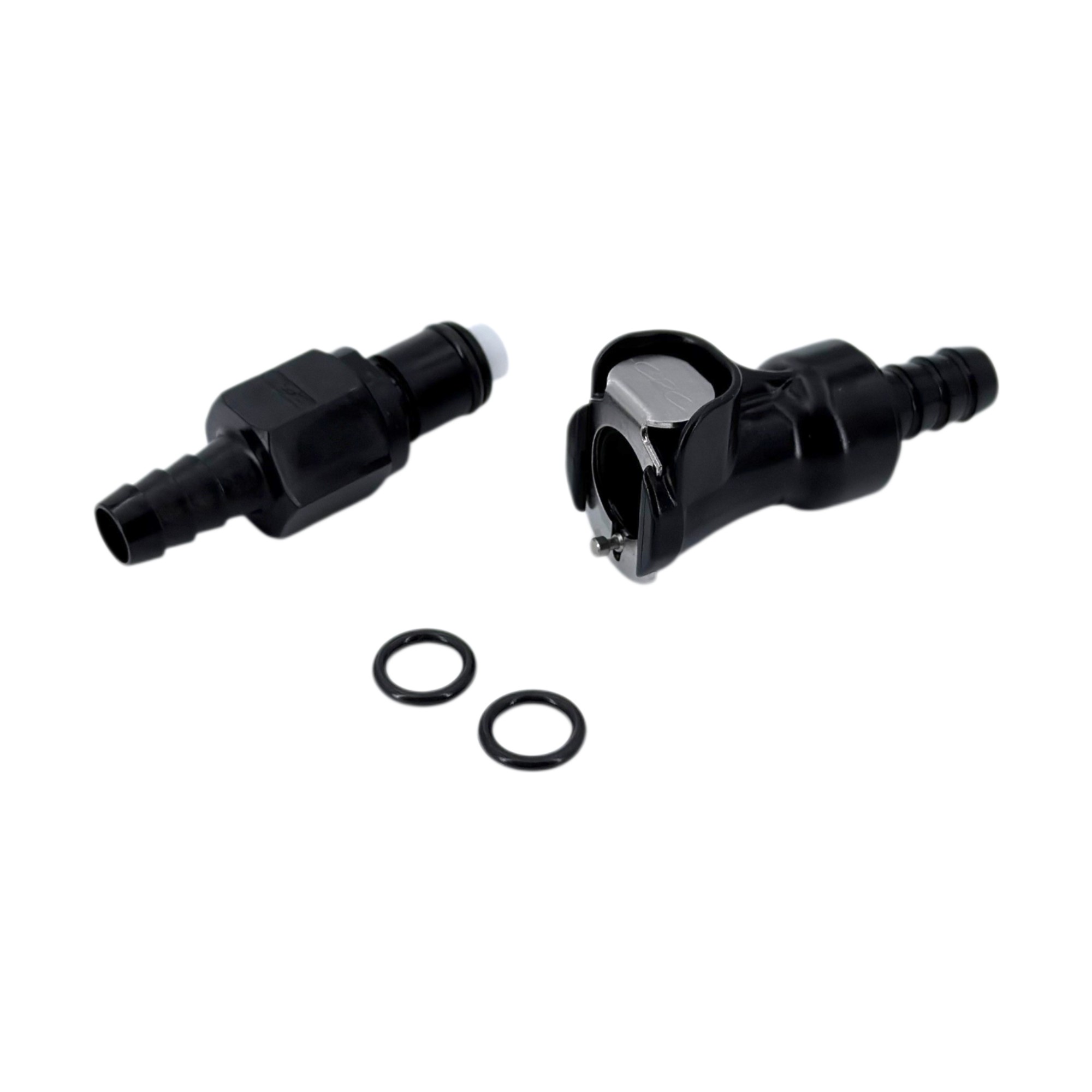 MOTO8BLK Benzinkupplungs-Set, schwarz, für 8 mm Benzinschlauch, mit beidseitigem Absperrventil und Viton-Dichtung. Abgebildet sind die beiden separaten Kupplungshälften und zwei schwarze O-Ringe.