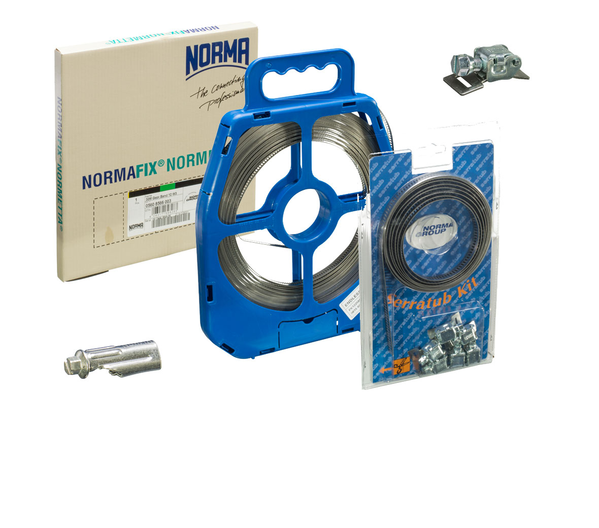 Norma Group Befestigungsprodukte: NORMAFIX® Spannbänder, Serratub Schlauchklemmen und Zubehör Umfassendes Sortiment an Befestigungslösungen der Norma Group, bestehend aus einem blauen Abroller mit NORMAFIX® Endlos-Spannband, einer NORMAFIX® Kartonverpackung, einem Serratub Kit mit schwarzem Endlos-Schlauchband und Klemmen sowie einzelnen Metallkle