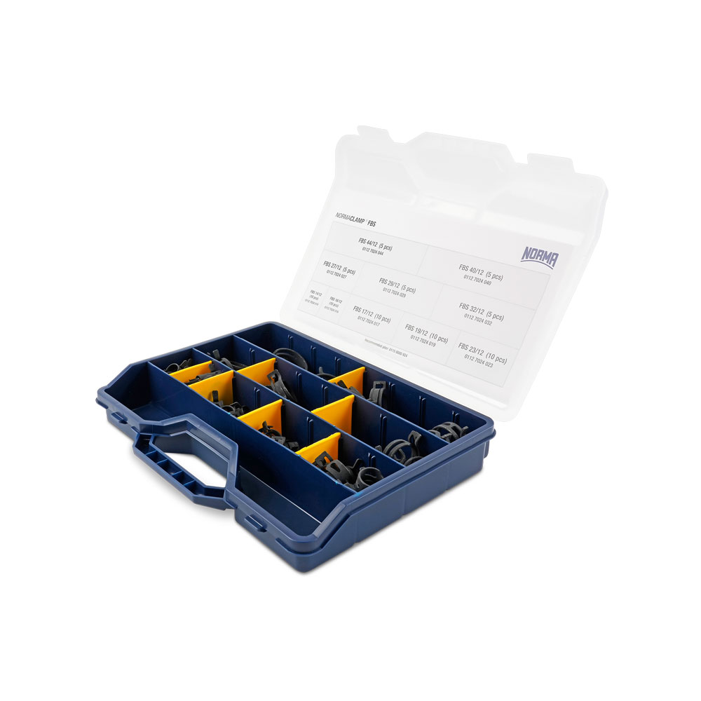FBS Federbandschelle Sortiment: Praktische Sortierbox von Norma mit schwarzen Federbandschellen in verschiedenen Größen. FBS Federbandschelle Sortiment: Eine geöffnete, dunkelblaue Sortierbox mit gelben Fächern, gefüllt mit zahlreichen schwarzen Federbandschellen in verschiedenen Größen. Die transparente Abdeckung der Box zeigt Beschriftungen für die enthaltenen Größen und