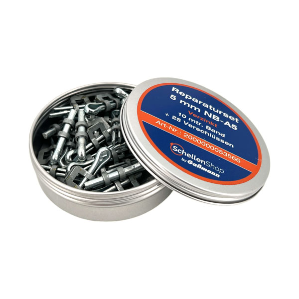 Reparaturset NB-A 5 mm mit 8 m Bandrolle und 25 Verschlüssen, verzinkt von SchellenShop Gaßmann – hochwertige verzinkte Befestigungselemente. Das Reparaturset NB-A 5 mm mit 8 m Bandrolle und 25 Verschlüssen, verzinkt, dargestellt in einer geöffneten Blechdose voller verzinkter Metallverschlüsse. Der Deckel mit blau-orangefarbenem Produktetikett ist sichtbar.