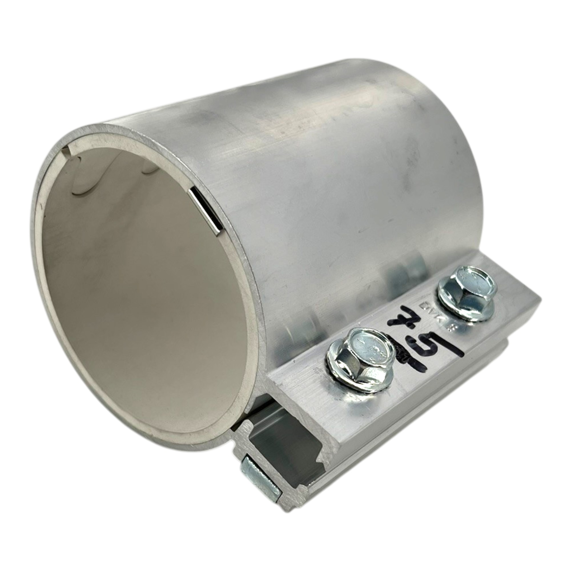 ALU-Rohrkupplung DVK 6, Ø 75,0 mm, Länge 100 mm, mit Erdungsband. Eine silbergraue, zylindrische Aluminium-Rohrkupplung mit zwei sichtbaren Befestigungsschrauben an einem seitlichen Halter, auf weißem Hintergrund.