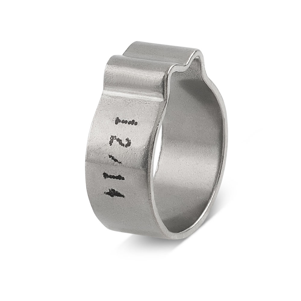 1-Ohrklemme 12/14 mm – Robuste Edelstahl-Schlauchklemme für dichte Verbindungen. 1-Ohrklemme aus glänzendem, silberfarbenem Metall mit der Prägung '12/14'. Die Klemme dient zur sicheren Befestigung von Schläuchen und Rohren.