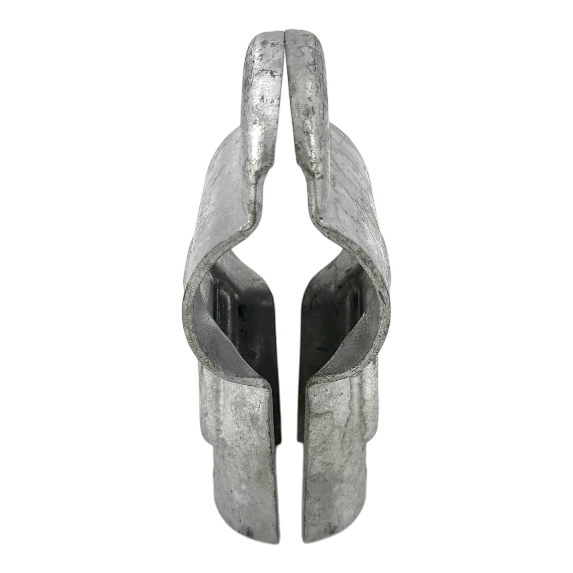T-Schelle, 2 Schrauben, geteilt (Typ 020), feuerverzinkt. Eine Nahaufnahme einer geteilten, U-förmigen Metallschelle mit rauer, matt-silberner, feuerverzinkter Oberfläche, von vorne gezeigt, mit sichtbarer Öffnung.