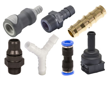 Vielfältige Fittings und Verbinder für Schlauch- und Rohrsysteme Eine Auswahl von sieben verschiedenen Schlauch- und Rohrverbindern aus Kunststoff und Messing, darunter Schnellkupplungen, Schlauchtüllen, Steckverbinder und Adapter, auf weißem Hintergrund.