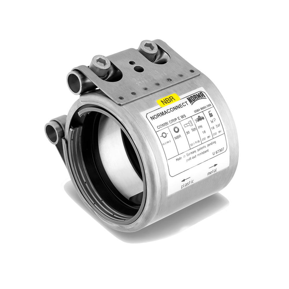 NORMACONNECT COMBI GRIP Rohrkupplung: Hochwertige Verbindungslösung aus V4A Edelstahl für Kunststoff- und Metallrohre, entspricht BFSG-Anforderungen. Robuste NORMACONNECT COMBI GRIP Rohrkupplung aus V4A Edelstahl, detailreich dargestellt, zur Verbindung von Kunststoffrohren mit Metallrohren.