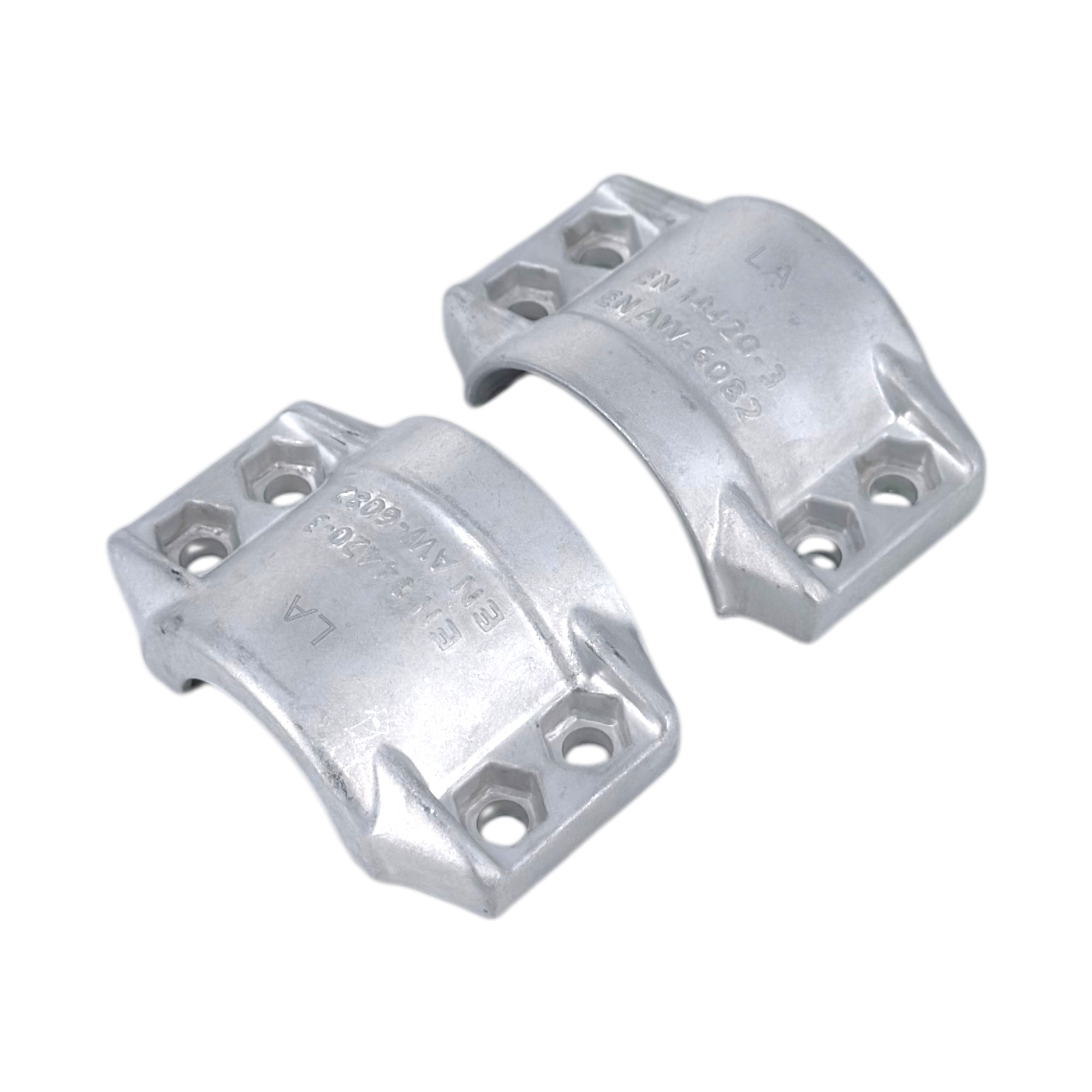 Zwei silberfarbene Klemmschalen, 2-teilig, Typ EN 14420-3 (DIN2817), aus EN AW-6082 Aluminium, mit sichtbaren Schraublöchern.