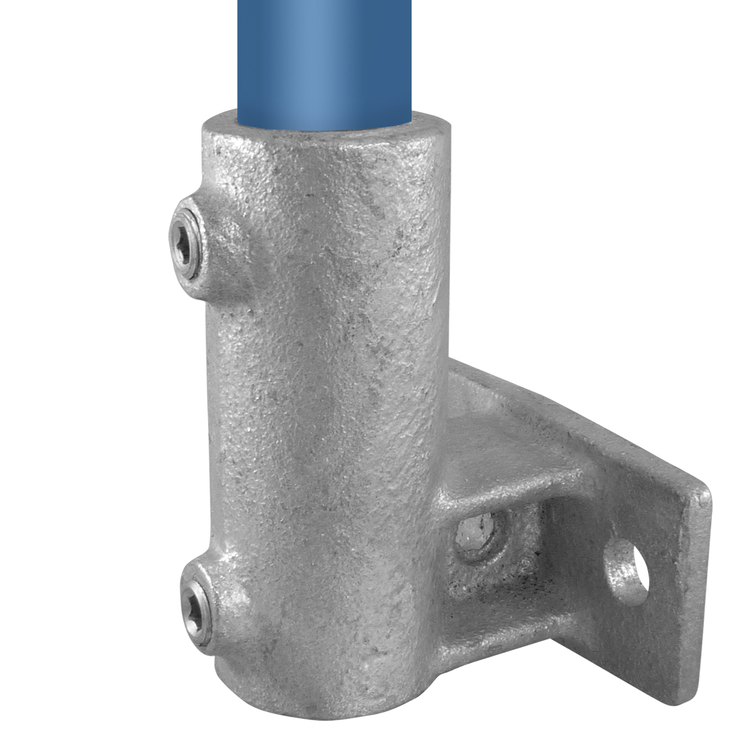 Der Rohrverbinder Wandhalter horizontal - Typ 13 aus verzinktem Stahl fixiert ein blaues Rohr vertikal. Der robuste, silberne Winkelhalter ist mit Inbusschrauben zur Rohrbefestigung und Montagelöchern für die horizontale Wandmontage ausgestattet.