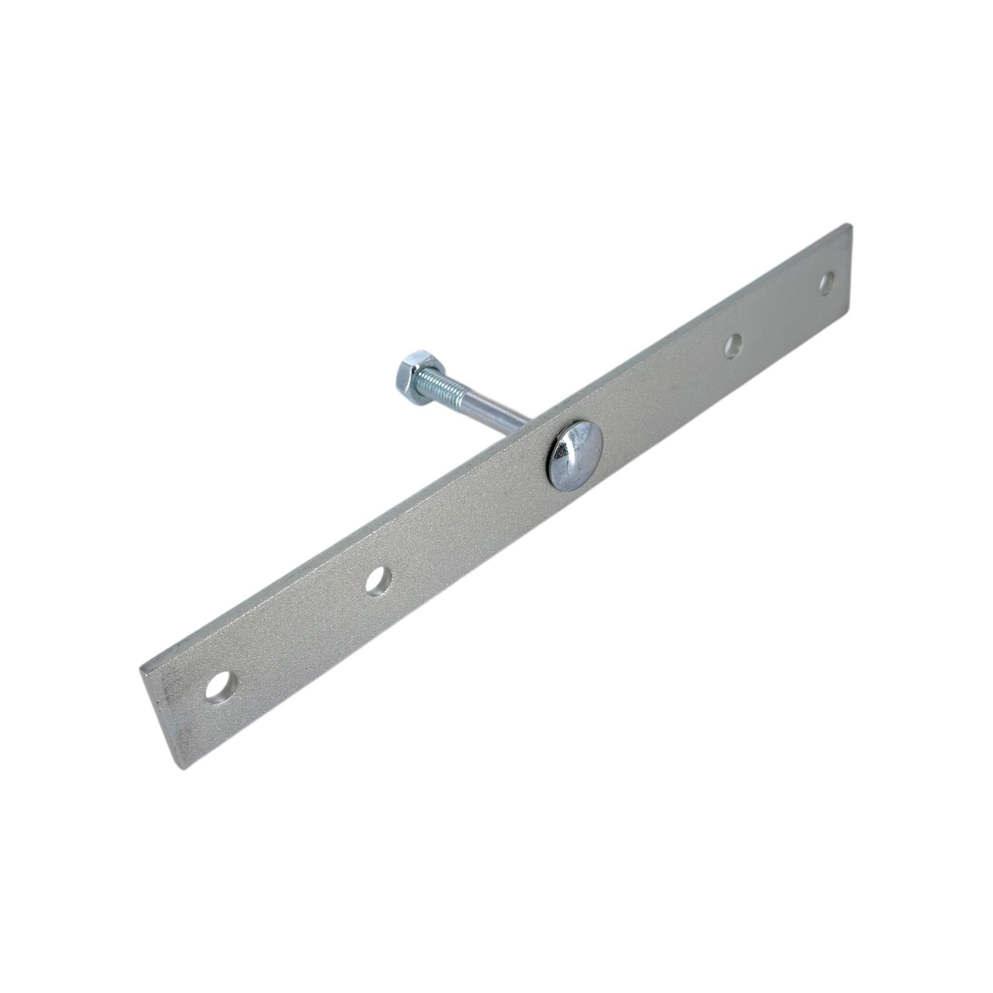 Ein Zaunhalter aus verzinktem Flachstahl, mit einer Schlossschraube und Mutter in der Mitte. Der längliche, graue Metallstreifen, der für Mittelpfosten vorgesehen ist, zeigt auch weitere Befestigungslöcher und liegt diagonal auf weißem Hintergrund.