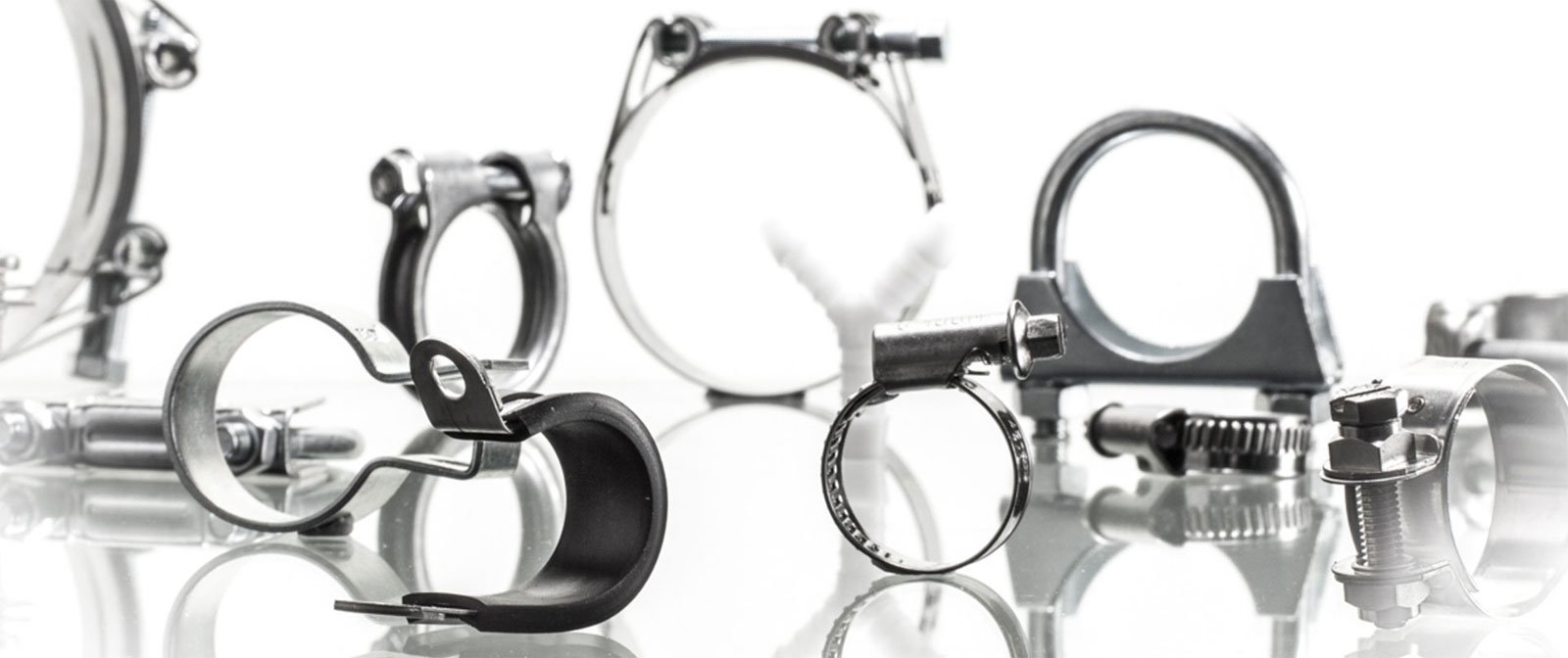 Der Onlineshop für Rohrschellen, Rohrverbinder und Befestigungen. Verschiedene Rohrschellen und Schlauchschellen aus Edelstahl in Nahaufnahme für Befestigung und sichere Verbindungen.