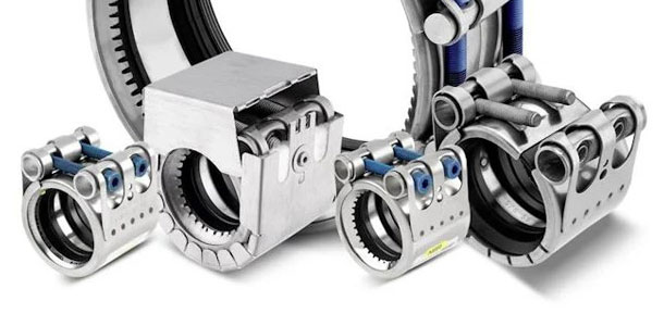 Edelstahl-Rohrkupplungen für industrielle Anwendungen Nahaufnahme von vier unterschiedlichen, glänzenden Edelstahl-Rohrkupplungen auf weißem Hintergrund. Die Kupplungen weisen robuste Konstruktionen mit sichtbaren Schraubverbindungen, Scharnieren, gerippten Innenflächen und schwarzen Dichtungsringen auf. Bla