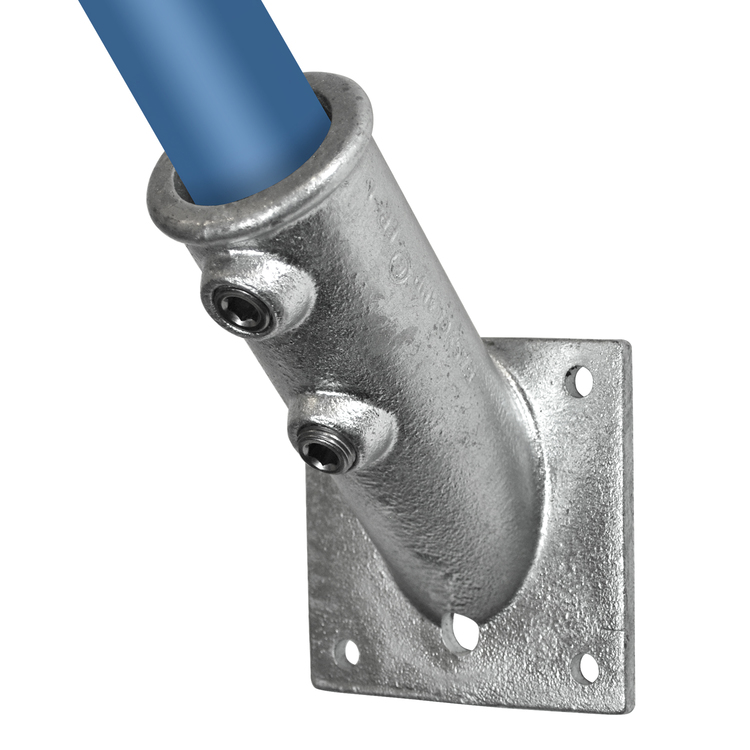 Rohrverbinder 45° Flaggenhalterung / Fahnenhalter Ø 33.7 mm - Typ FP1. Eine silberne, verzinkte Metallhalterung mit 45-Grad-Winkel, quadratischer Montageplatte mit vier Bohrlöchern und zwei Klemmschrauben. Ein blaues Rohr ist im oberen Teil als Anwendungs