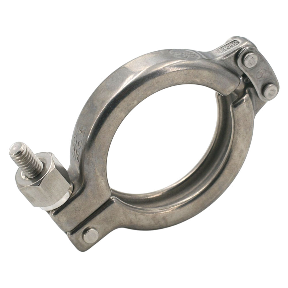 Detailansicht der Tri-Clamp AC Klammer SH mit Sechskantmutter, gefertigt aus hochwertigem Edelstahl 316 für sichere und hygienische Rohrverbindungen. Tri-Clamp AC Klammer SH mit Sechskantmutter aus Edelstahl, von der Seite auf weißem Hintergrund dargestellt.