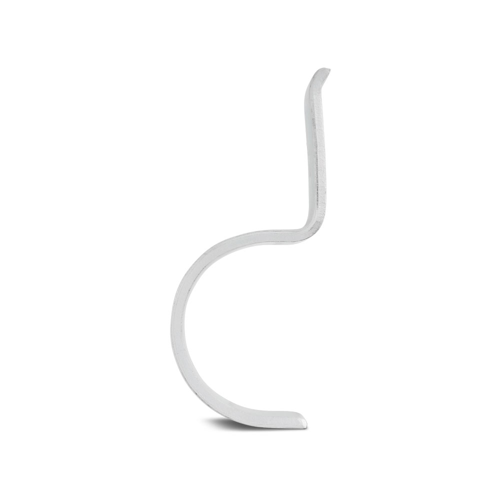 Leichte Rohrschelle DIN 1596: Robuste, einteilige Metallrohrschelle für zuverlässige Befestigung. Eine silberfarbene Leichte Rohrschelle DIN 1596 aus Metall, von der Seite dargestellt, zeigt ihre C-förmige Krümmung mit einem nach oben verlängerten Befestigungsarm auf weißem Hintergrund.