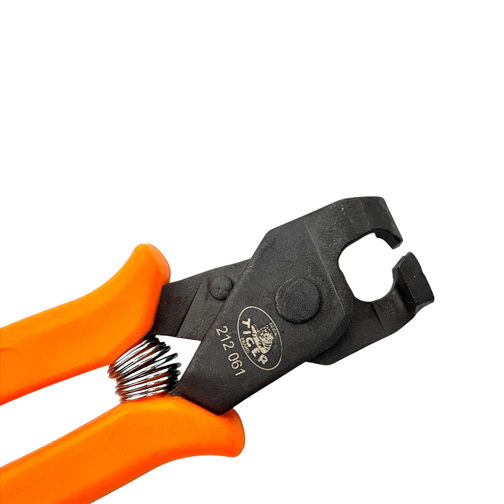 Schwarze Schlauchklemmen-Zange der Marke TIGER, Modell 212 061, mit orangefarbenen ergonomischen Griffen und einer sichtbaren Feder. Die Zange ist speziell für COBRA, CLIC und CLIC-R Schlauchschellen konzipiert.