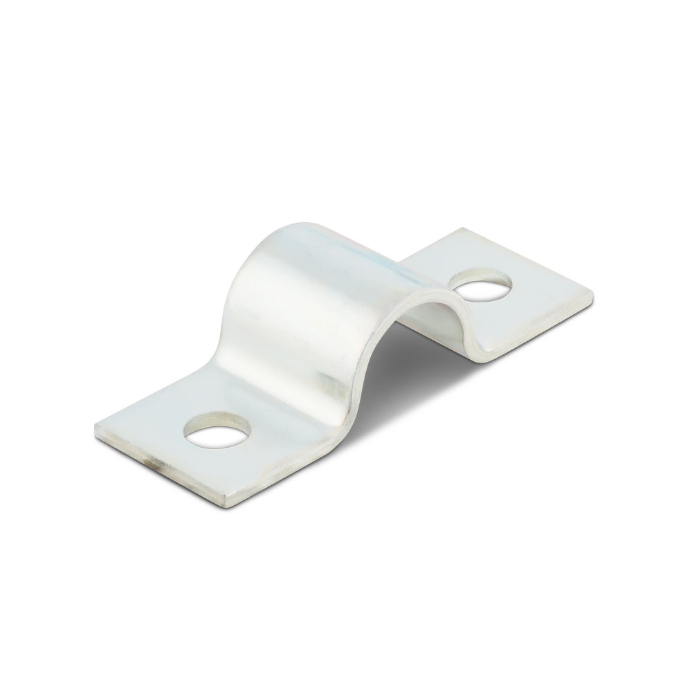 Befestigungsschelle BSN 521 aus Metall für sichere Montage von Rohren oder Leitungen. Eine silberfarbene Befestigungsschelle BSN 521 aus Metall mit U-förmiger Krümmung und zwei flachen Enden mit runden Montagelöchern, auf weißem Hintergrund.