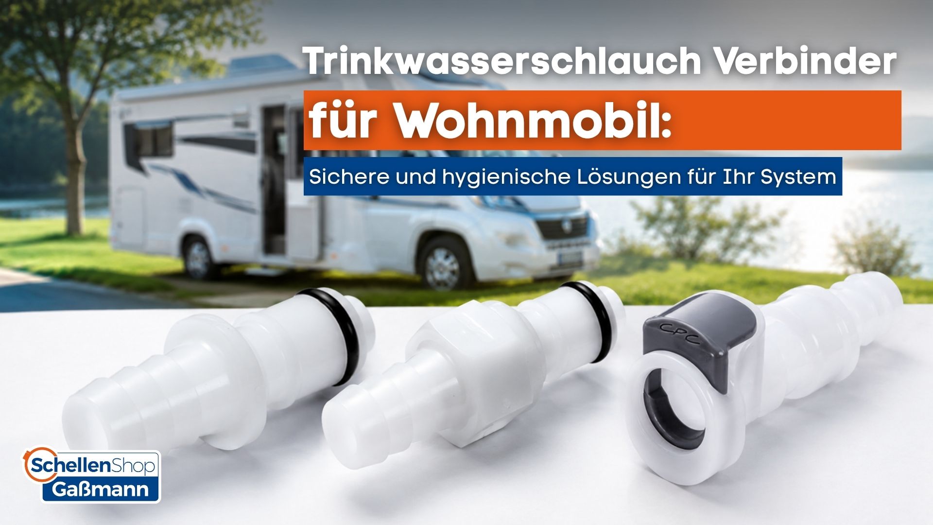 Drei weiße Trinkwasserschlauch Verbinder von SchellenShop Gaßmann für Wohnmobile im Vordergrund. Das unscharfe Hintergrundbild zeigt ein Wohnmobil an einem See, passend zur Thematik sicherer und hygienischer Trinkwasserlösungen für Ihr System.