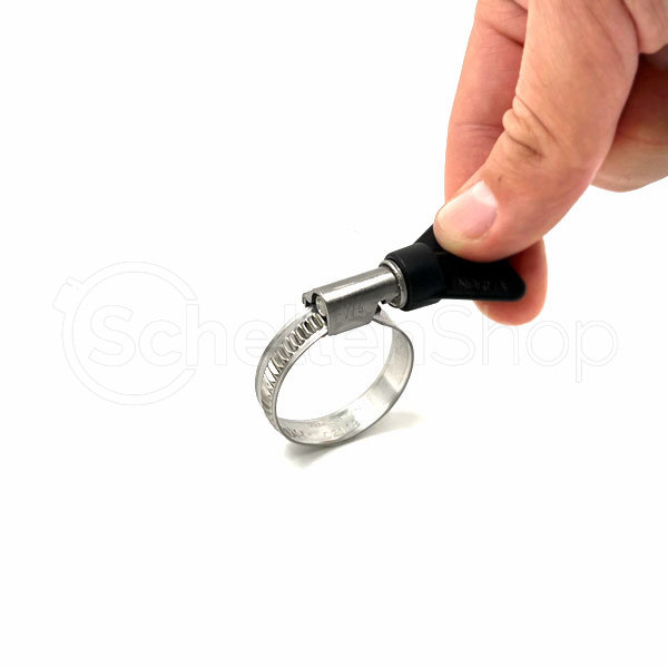 Edelstahl Schlauchschelle mit schwarzer Flügelschraube für einfache werkzeuglose Montage. Eine Hand hält eine silberne Schlauchschelle mit schwarzer Flügelschraube vor weißem Hintergrund.