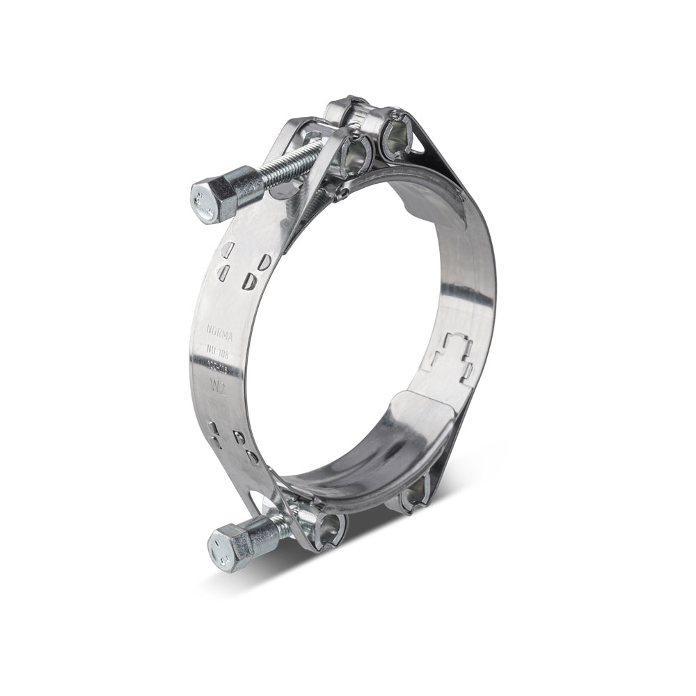 Zweiteilige Gelenkbolzenschelle NORMA GBS DIN 3017-2, ideal für hochfeste Verbindungen von Schläuchen und Rohren. Zweiteilige Gelenkbolzenschelle NORMA GBS DIN 3017-2 aus glänzendem Metall, mit sichtbarem Schraubverschluss auf weißem Hintergrund.