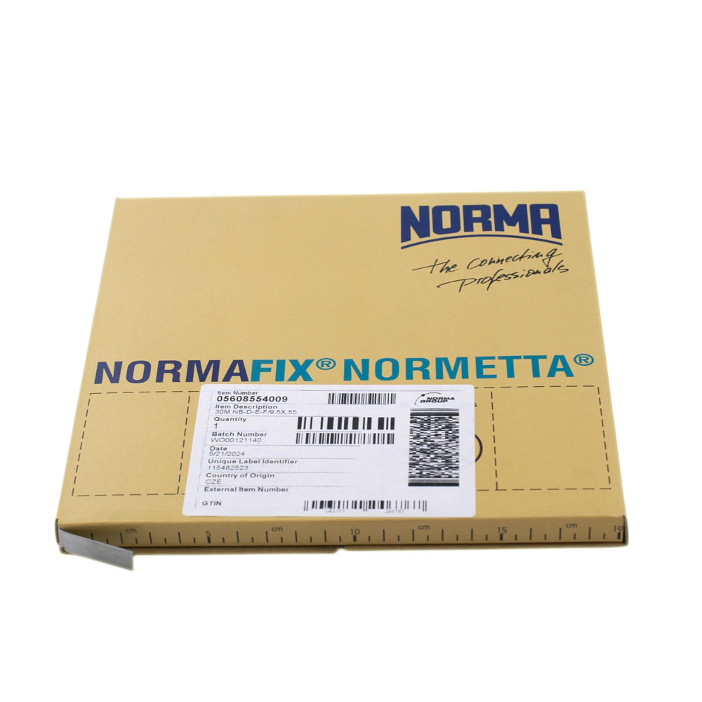 Detailliertes Bild der Bandrolle 9 mm von NORMAFIX NORMETTA im Originalkarton, mit sichtbaren Produktinformationen und dem NORMA-Markenlogo. Brauner Versandkarton der Bandrolle 9 mm von NORMAFIX NORMETTA. Er zeigt ein Produktetikett mit der Artikelnummer 05608554009 und Barcodes sowie das NORMA-Logo.