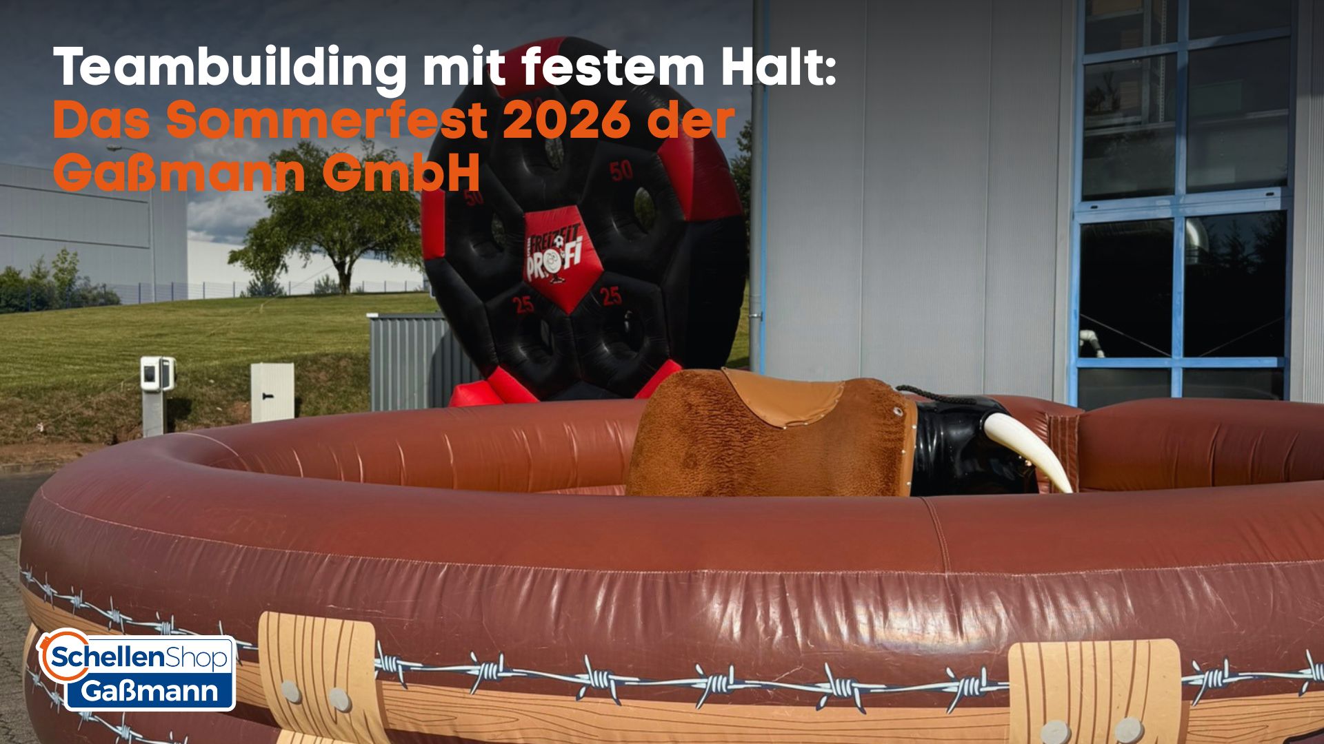 Ein mechanischer Rodeo-Bulle auf einer aufblasbaren braunen Arena mit Holzzaun- und Stacheldrahtmotiv. Im Hintergrund ist ein aufblasbares schwarzes Fußball-Zieltor zu sehen. Das Bild bewirbt 'Teambuilding mit festem Halt: Das Sommerfest 2026 der Gaßmann