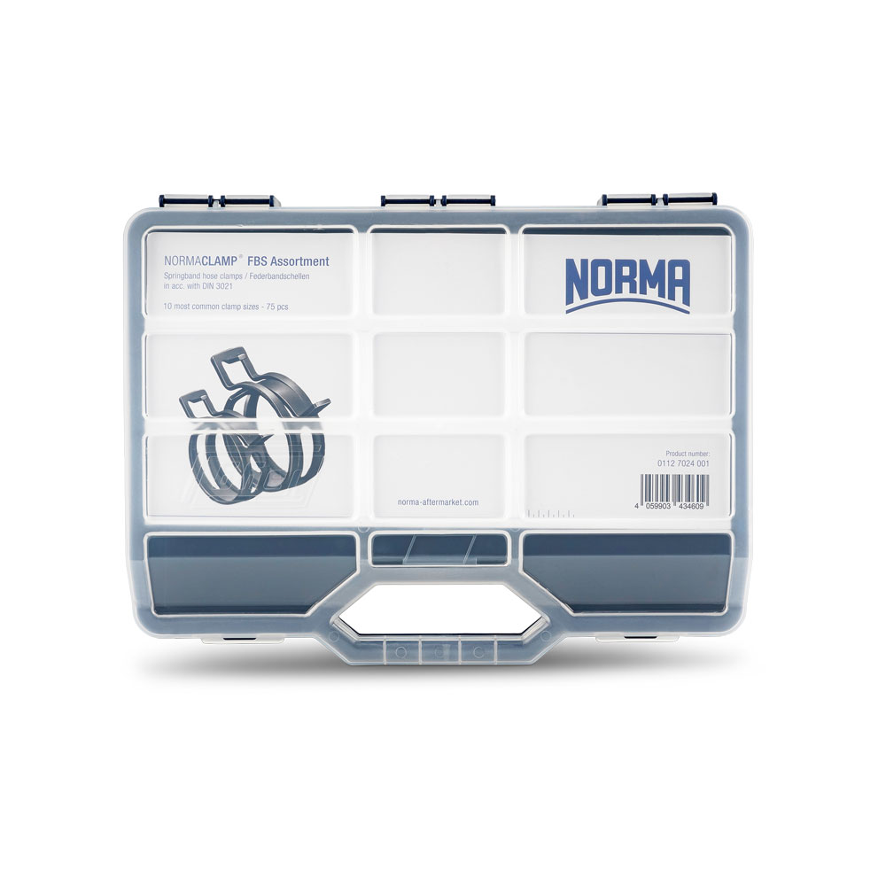 NORMA FBS Federbandschelle Sortiment NORMACLAMP® – 75-teiliges Set nach DIN 3021 FBS Federbandschelle Sortiment NORMACLAMP®: Eine transparente Sortierbox mit blau-grauem Boden, gefüllt mit 75 Federbandschellen in 10 gängigen Größen gemäß DIN 3021. Das NORMA Logo ist auf dem Deckel sichtbar.