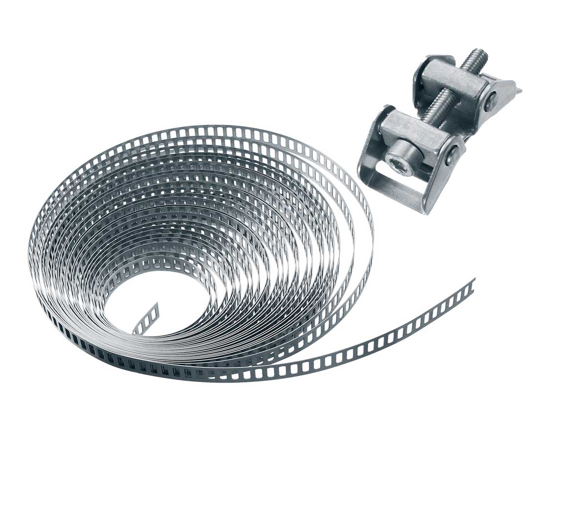 Gelochtes 18 mm Metallband mit Spannverschlüssen Set Aufgerolltes, gelochtes Metallband und passender Spannverschluss für flexible Befestigungen, auf weißem Hintergrund.