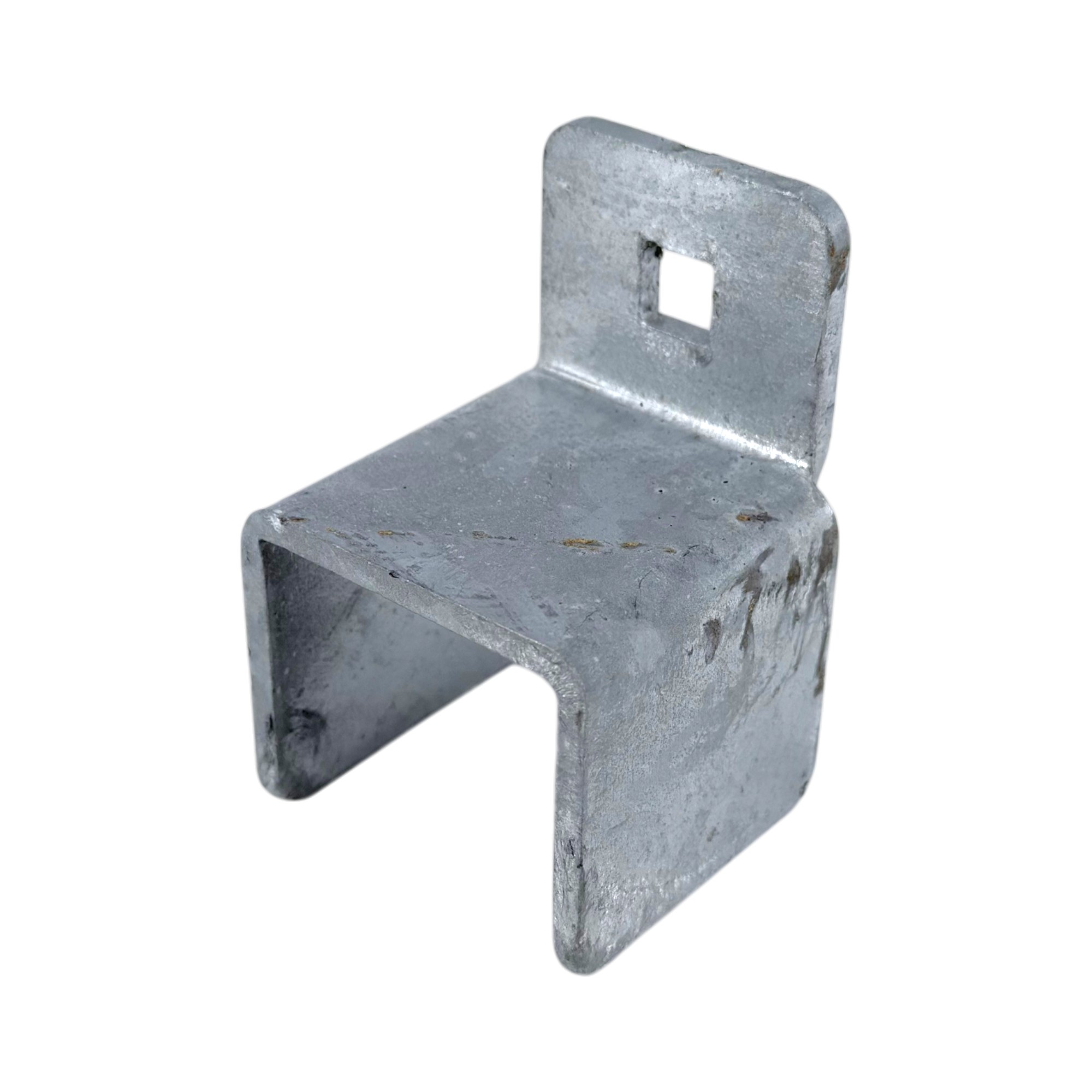 U-Profil-Zaunhalter für Riegelbreite 45 mm und Schlossschraube M10 aus verzinktem Stahl. Die silberfarbene Metallhalterung zeigt eine U-Form für den Riegel und eine vertikale Platte mit einem quadratischen Loch für die Schlossschraube.