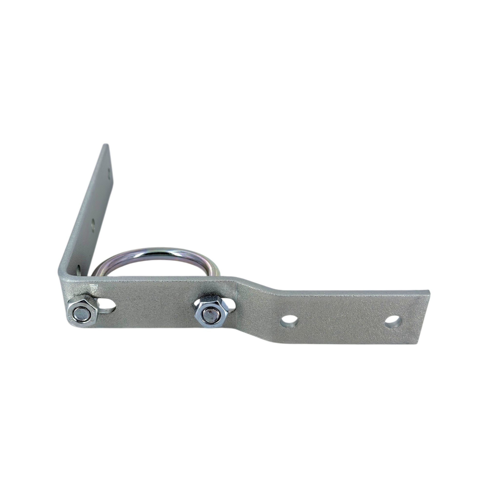 Zaunhalter / Eckverbinder aus verzinktem Stahl: Eine L-förmige Flachstahlhalterung mit einem silbernen Rundstahlbügel, der mit zwei Schrauben und Muttern befestigt ist, auf weißem Hintergrund.