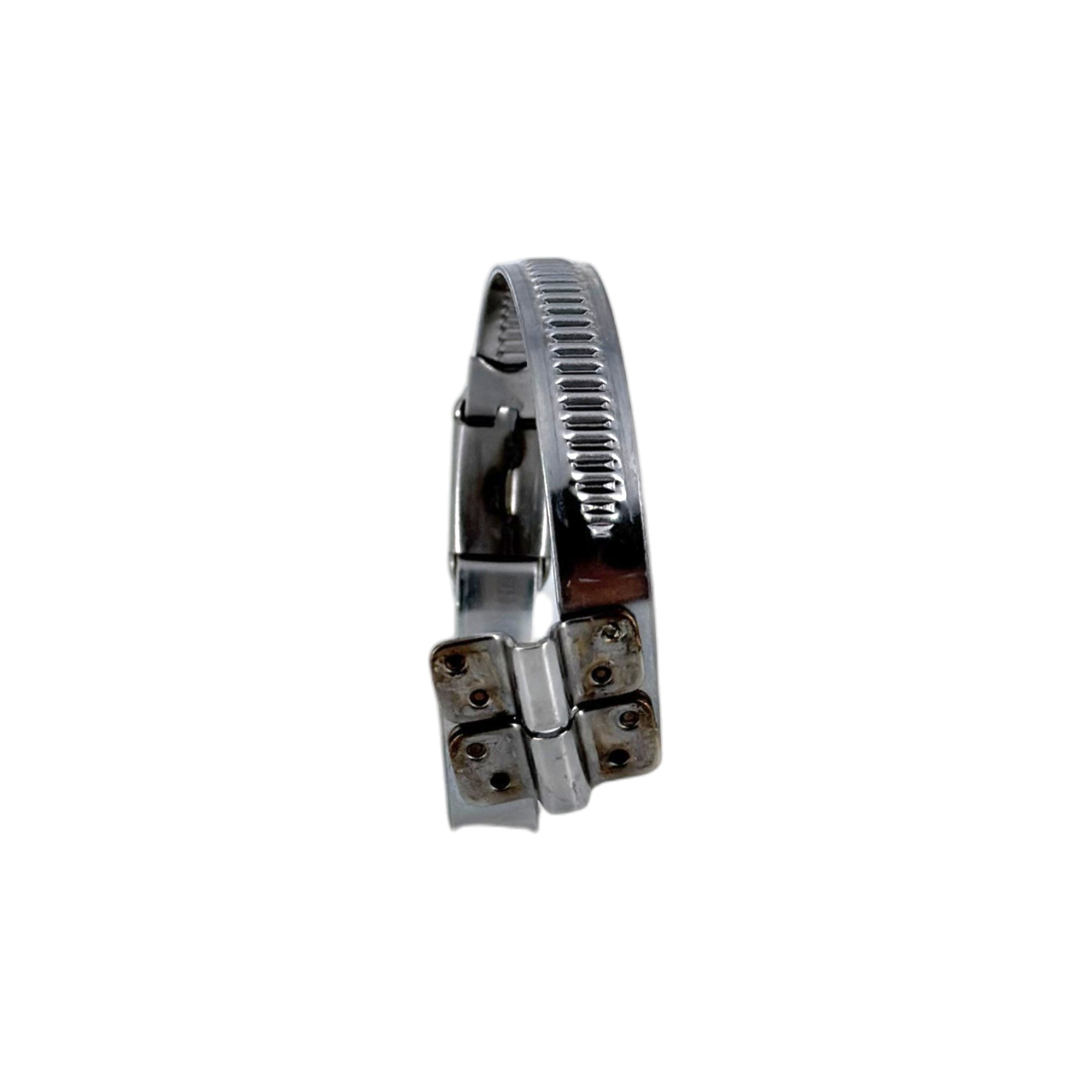 Die silberne Spiral-Schlauchschelle / Brückenschelle Clamp 212 aus Edelstahl W2 mit 9mm Bandbreite ist seitlich auf einem weißen Hintergrund zu sehen. Das verstellbare Band ist perforiert und der zweiteilige Verschlussmechanismus ist erkennbar.