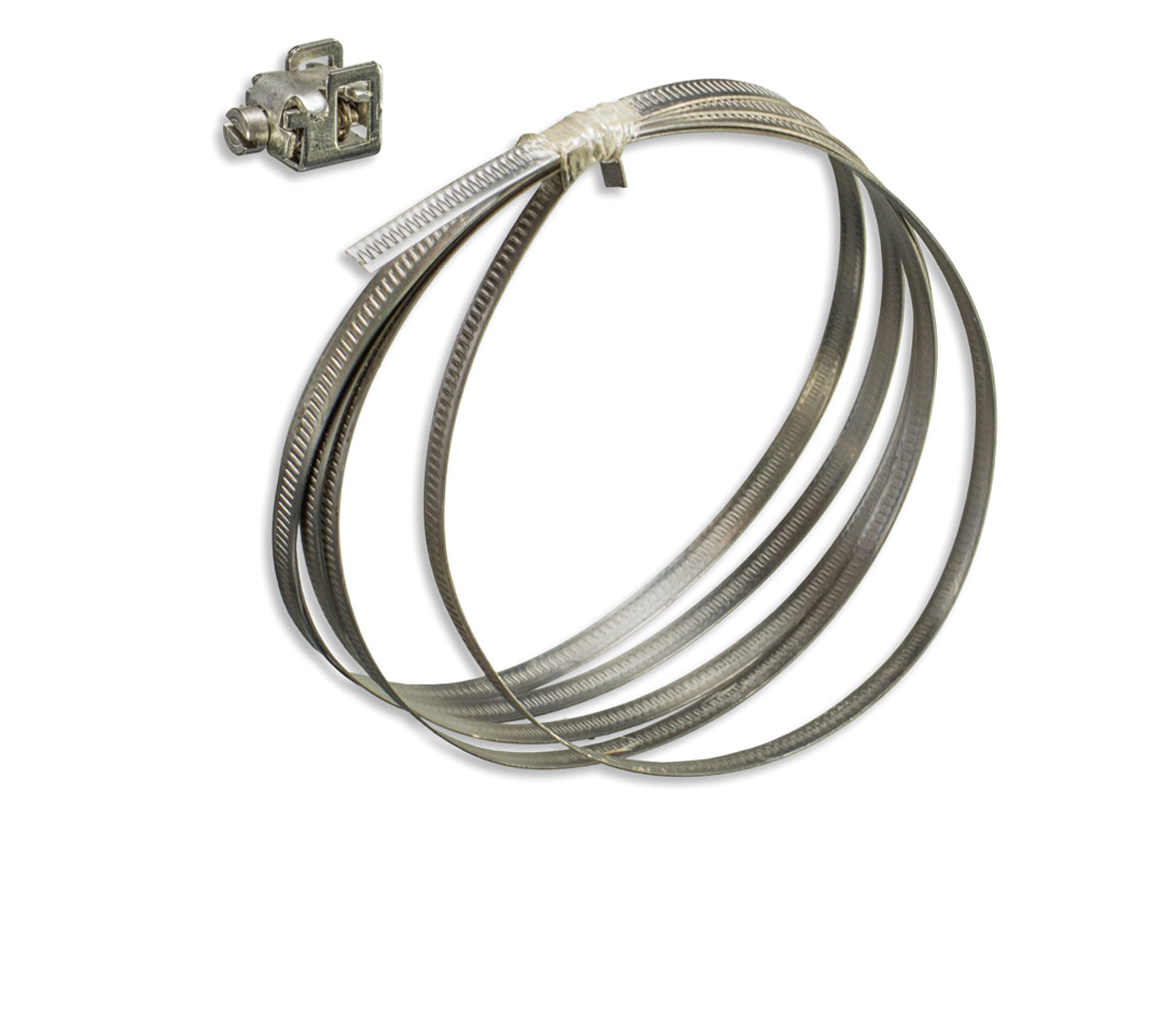 Set aus 7 mm breitem Schellen-Spannband und passendem klappbaren Spannverschluss. Bandrolle 7mm breites gepägtes Schellenband, daneben ein kleiner, silberfarbener Spannverschluss.