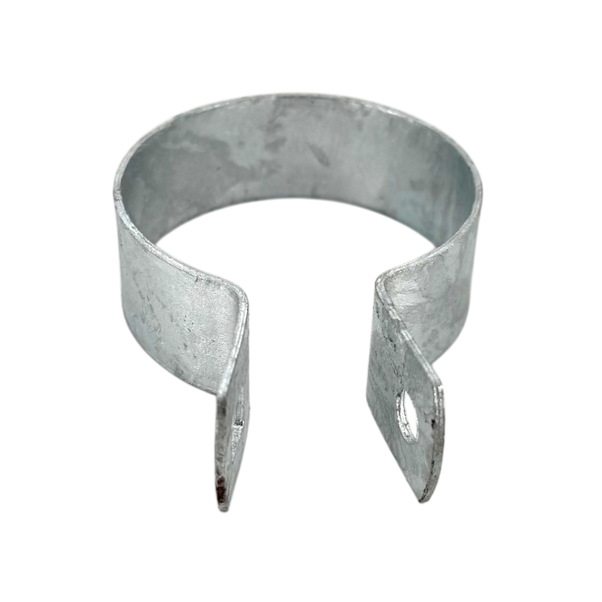 Strebenschelle für Rundrohr aus verzinktem Metall, C-förmig mit zwei flachen Enden und Befestigungslöchern, freigestellt auf weißem Hintergrund.