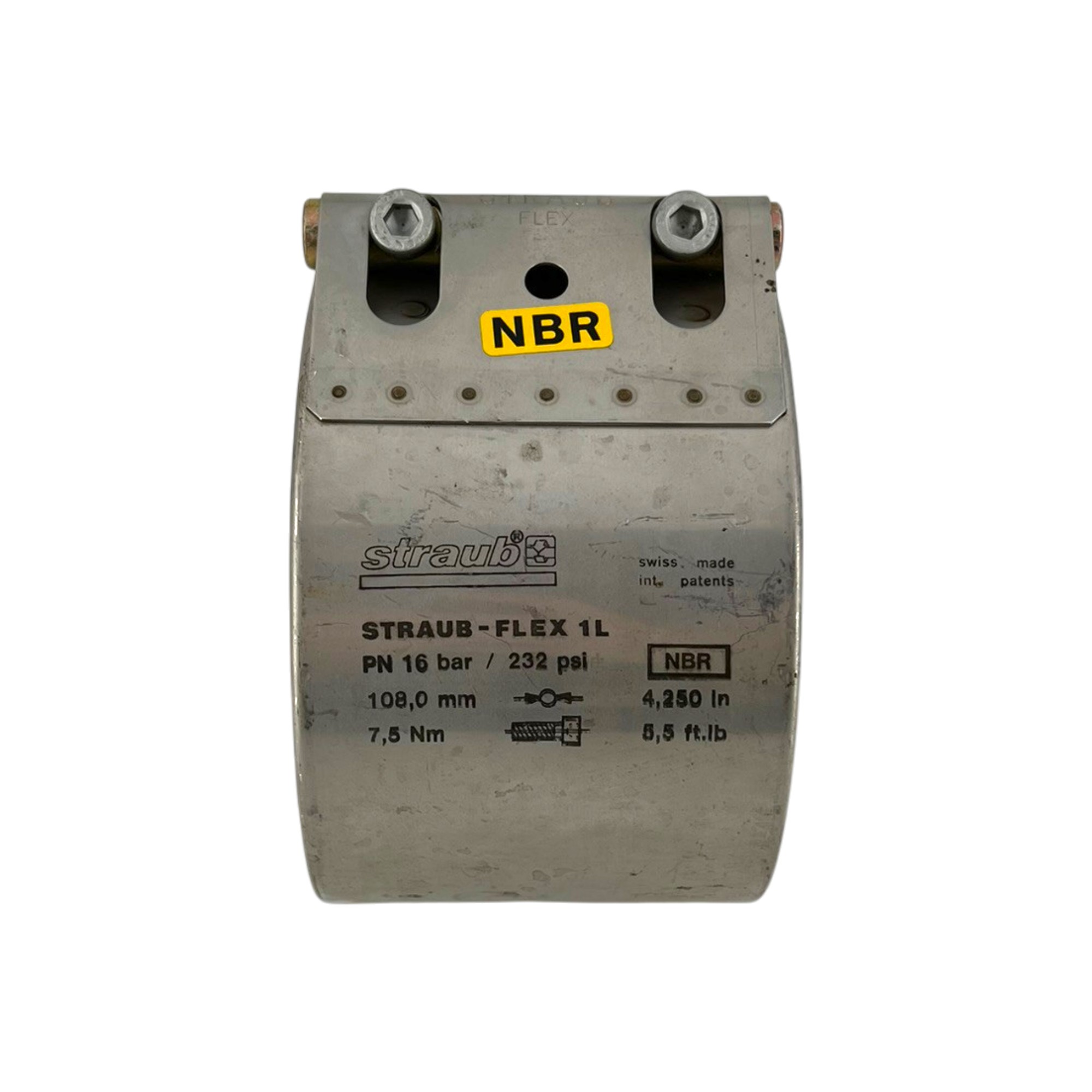 Abbildung der Straub Rohrkupplung Flex W2 108,0 mm, NBR, PN16. Die silberfarbene, flexible Rohrkupplung ist mit 'STRAUB-FLEX 1L', 'PN 16 bar', '108,0 mm' und einem gelben 'NBR'-Aufkleber beschriftet und zeigt zwei Befestigungsschrauben.