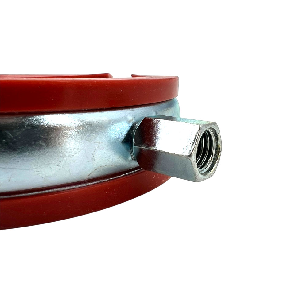 Detailansicht der Silikon Rohrschelle, verzinkt, mit rotem Silikoneinsatz und seitlicher Anschlussmutter M8/M10.