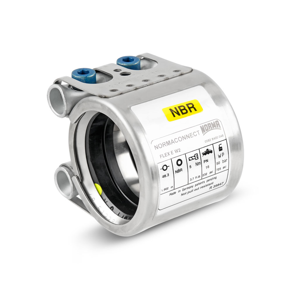 NORMACONNECT FLEX Rohrkupplung mit NBR-Dichtung (FLEX E W2) – Präzisionskupplung aus Edelstahl für zuverlässige Rohrverbindungen. NORMACONNECT FLEX Rohrkupplung mit NBR-Dichtung, Modell FLEX E W2, aus glänzendem Edelstahl, mit blauen Schrauben und einem Etikett mit technischen Spezifikationen auf weißem Hintergrund.