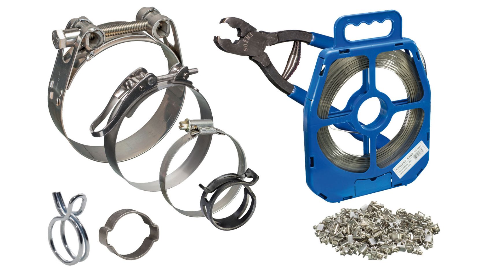 Schlauchbefestigung Produkte: Eine vielfältige Auswahl an Metallschlauchschellen, darunter Varianten mit Schneckenantrieb, Feder- und Ohrschellen, ergänzt durch einen blauen Spender mit Endlosband, ein passendes Spanngerät und eine Schüttung von Befestigu
