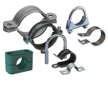 Vielfältige Rohr- und Befestigungsschellen für verschiedene Anwendungen Eine Ansammlung verschiedener Rohr-, Schlauch- und Bügelschellen aus Metall und Kunststoff, darunter auch gummierte Schellen, auf weißem Hintergrund. Zu sehen sind robuste Rohrschellen, U-Bügelschellen und grünliche Kunststoffschellen.