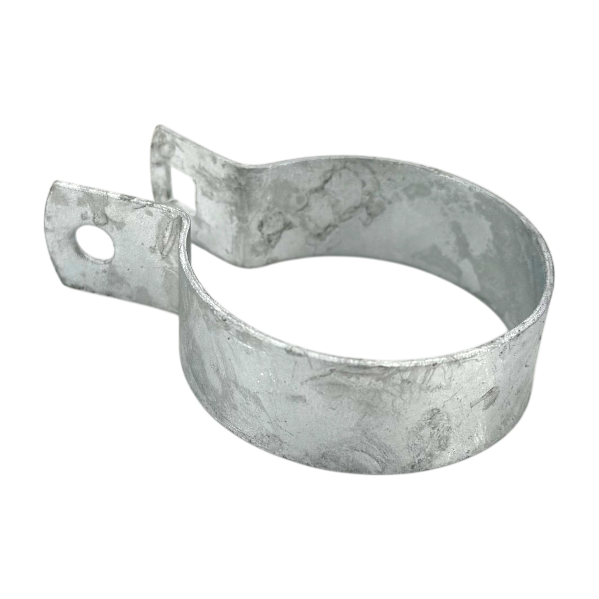 Strebenschelle für Rundrohr aus verzinktem Metall, eine einzelne silberfarbene Klemme mit kreisförmiger Öffnung und Befestigungslöchern, auf weißem Hintergrund.