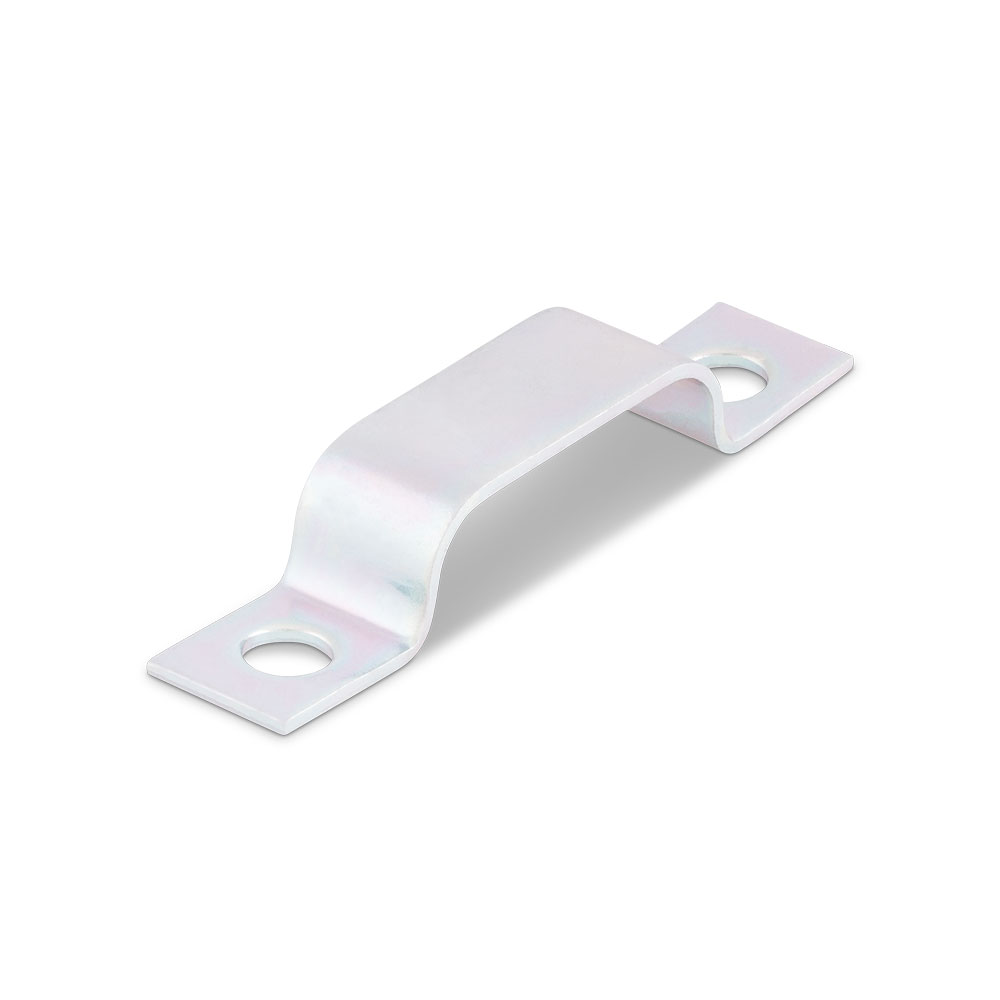 BSL DIN 72573 Schelle für drei Leitungen – Robuste Metallklammer mit Befestigungslöchern. Metallische U-förmige Schelle BSL DIN 72573 für drei Leitungen, mit zwei Befestigungslöchern an den Enden, auf weißem Hintergrund dargestellt.