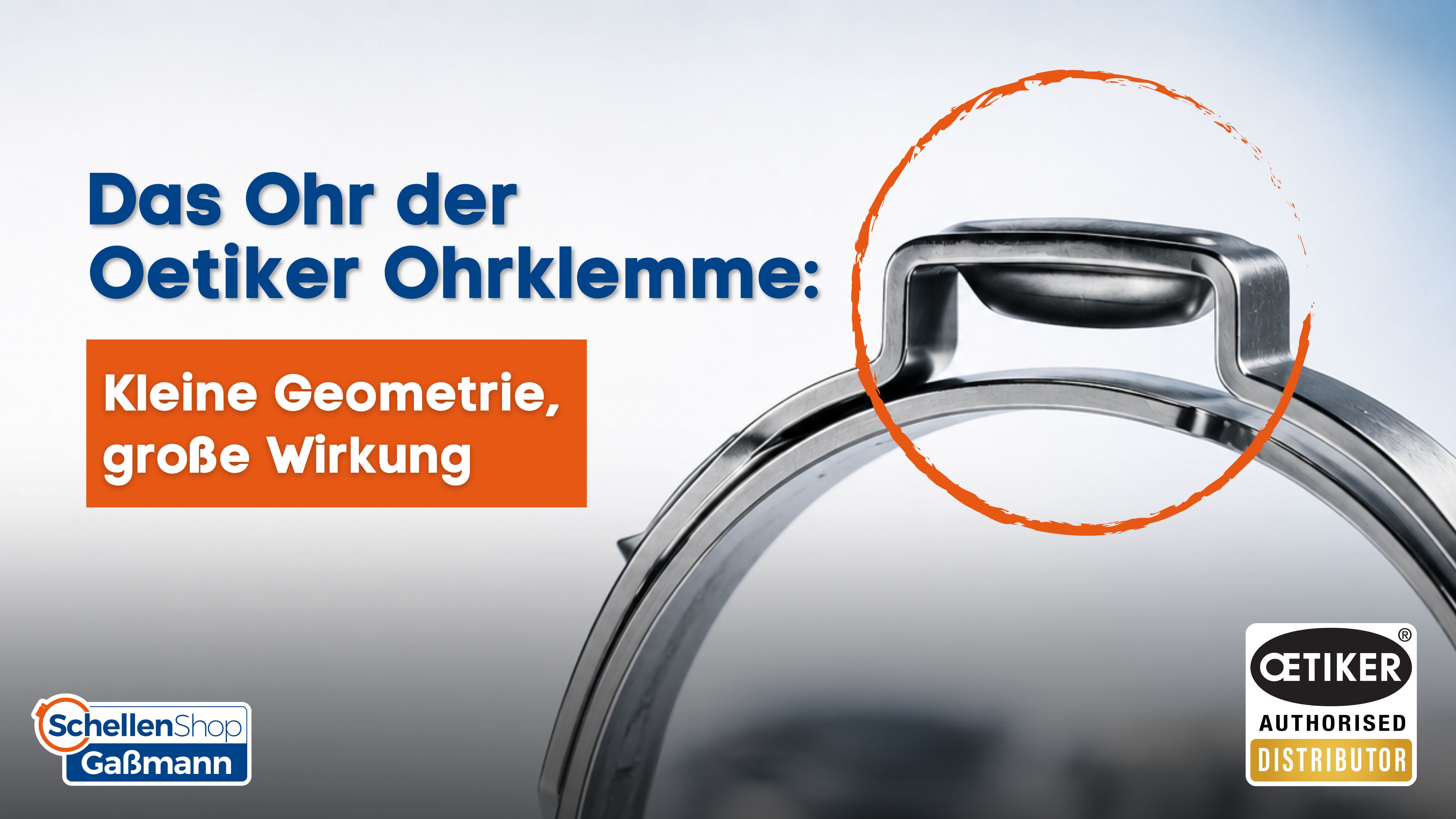 Detailansicht einer Oetiker Ohrklemme, wobei das charakteristische 'Ohr' der Klemme von einem orangen Kreis hervorgehoben wird. Der Text im Bild lautet: 'Das Ohr der Oetiker Ohrklemme: Kleine Geometrie, große Wirkung'. Logos von SchellenShop Gaßmann und O