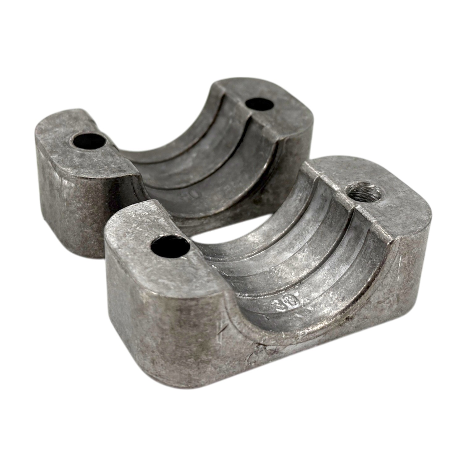 Zwei silberfarbene STAUFF Rohrschellen-Hälften aus Aluminium, Standard Baureihe AL, mit gerippter Innenfläche und Gewindebohrungen zur Rohrfixierung, schräg auf weißem Hintergrund.