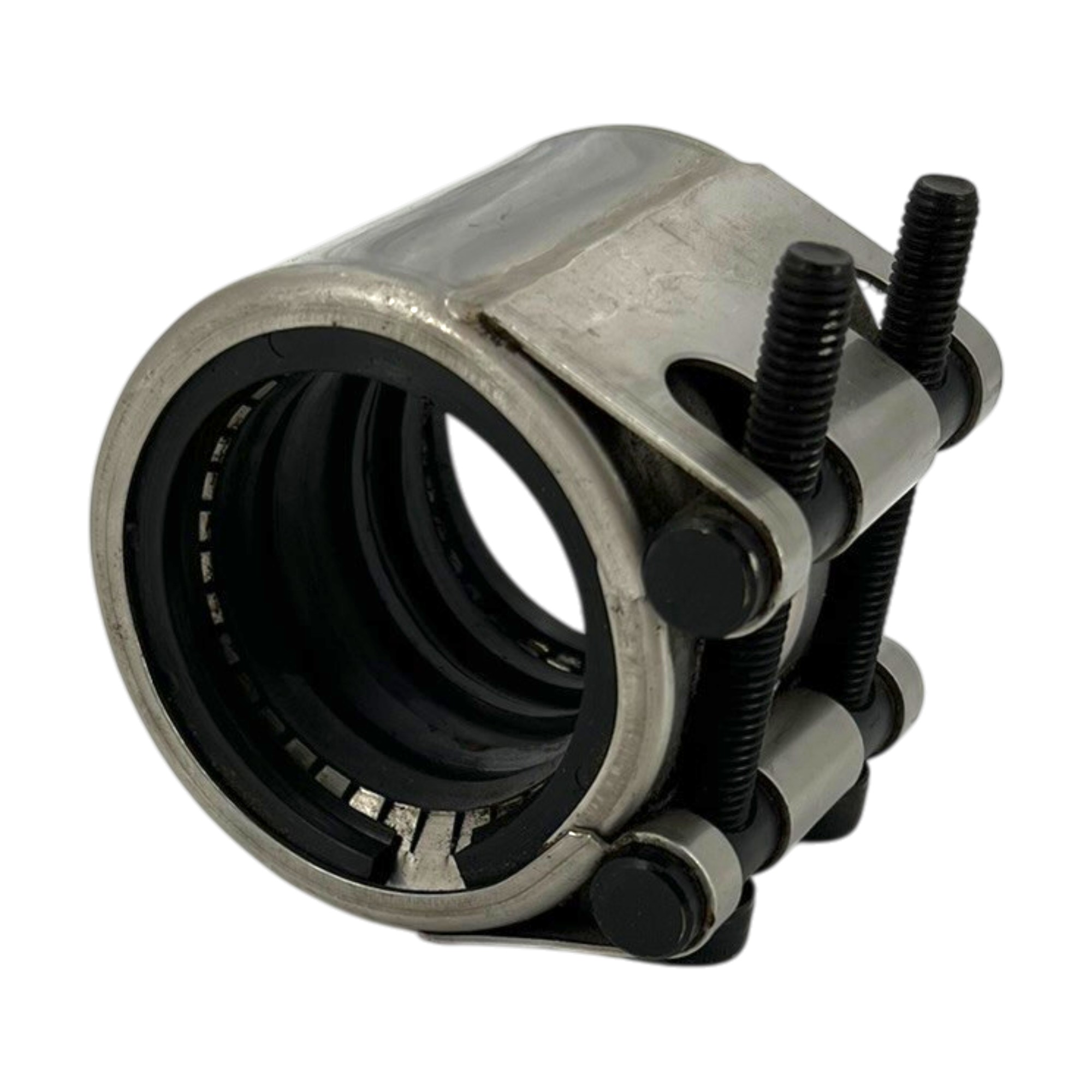 Teekay Rohrkupplung Grip E W2 48,3 EPDM. Eine silberfarbene Edelstahl-Rohrkupplung mit einer schwarzen, segmentierten EPDM-Dichtung im Inneren und vier schwarzen Gewindebolzen zur Klemmung, diagonal von der Seite auf weißem Hintergrund dargestellt.