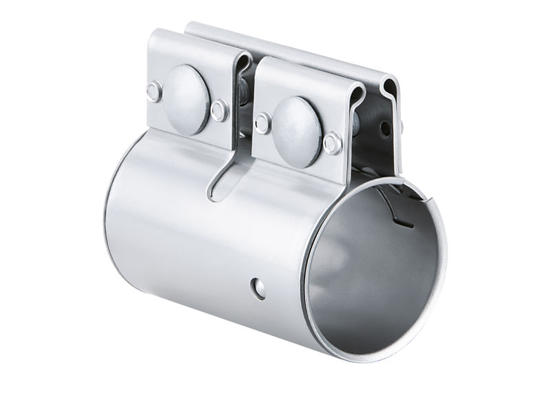 EURO COUPLER Auspuff Rohrverbinder: Hochwertiger Metallverbinder für die schnelle und sichere Reparatur der Abgasanlage im KFZ. EURO COUPLER Auspuff Rohrverbinder, ein glänzendes, silbernes Metallstück mit zwei oberen Klemmbügeln zur Reparatur von KFZ Abgasrohren.