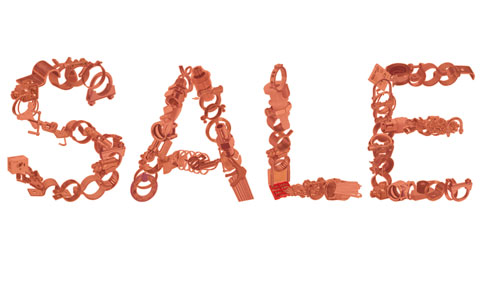 SALE – Kreativer Schriftzug aus metallischen Bauteilen für besondere Angebote. Das Wort SALE, gebildet aus zahlreichen kleinen, rotbraunen Metallteilen auf weißem Hintergrund.